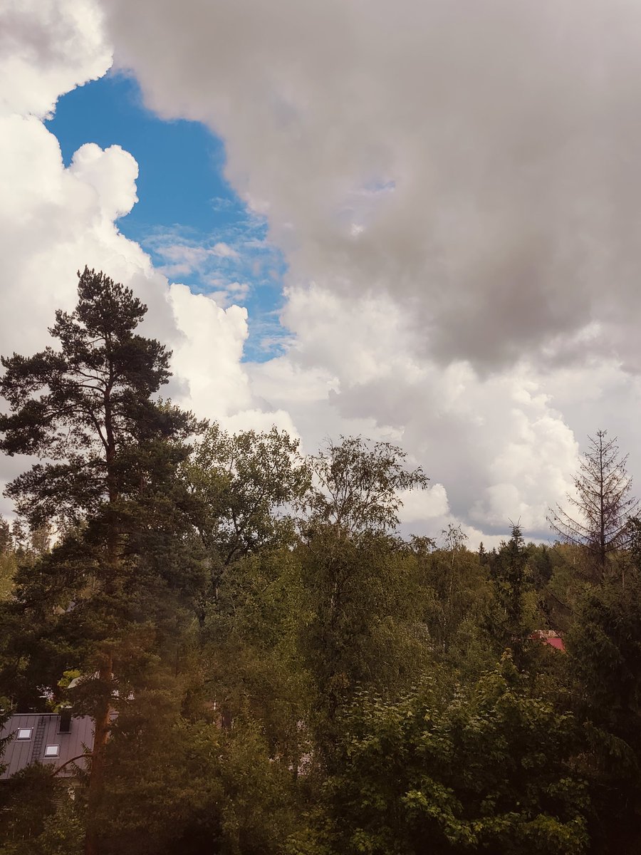 kajsundman's tweet image. #Lauantai #pilvi Harvoin noin päin, mutta nyt uhkaa Porvoosta tulla ilmoja tänne. Saas nähdä, mitä vielä kehittyy?