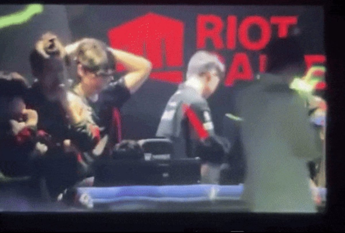 🔴SOURCES

After Lee "Faker" Sang-hyeok's incident after Game 1 against GenG, he has been admitted to hospital for potential CTE and is likely to miss their next series against Nongshim

Faker was filmed hitting his head against the wall several times after their loss backstage