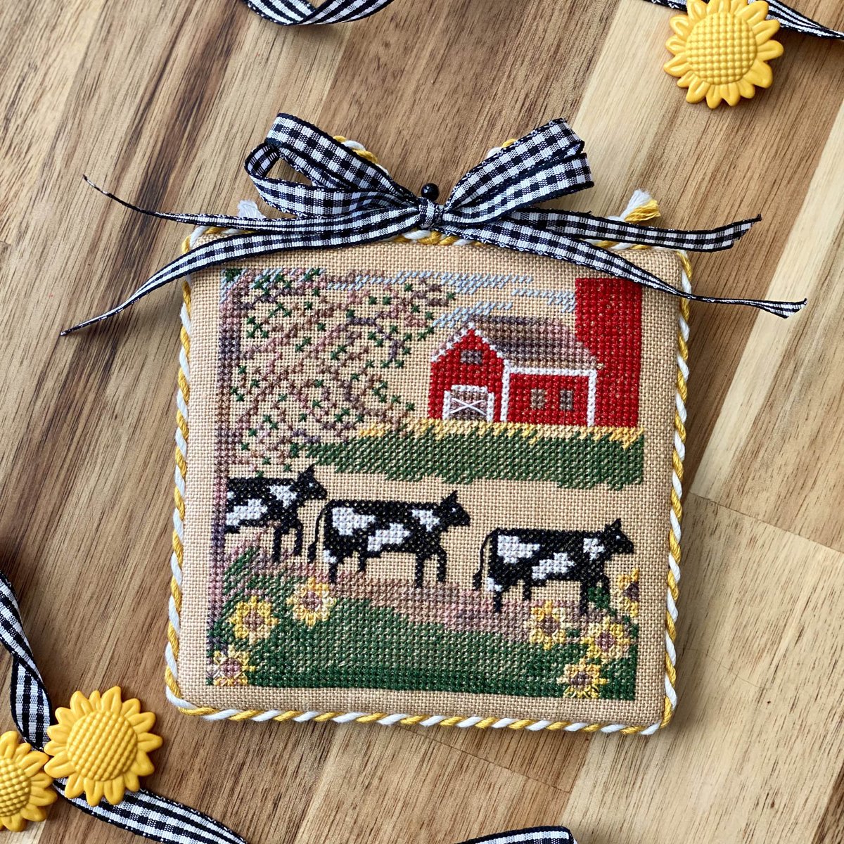 BlueRibbonXS's tweet photo. Sadly, they are developing the pasture that was on the other side of our backyard. I designed “Pasture Parade” from a photo taken at our fence line as inspiration…🐄🌻

Digital pattern: https://t.co/LAroJ2FNAL

Paper pattern: https://t.co/rkK04lWnZb https://t.co/dqUrFJYEql