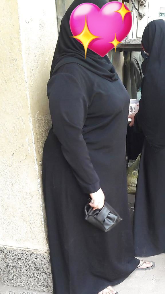 شاب من غليزان يقول يما محترمة عادي لكن فيها حاجة لي خلاتني نولي هاك عليها بسكو كي تخرج برا تلبس جلابة وهي عريضة كامل مفاتنها تطراسي فجلابة ومكاش لي تفوت عليه ميخزرش فيها
ومرة بيس معمر واقفين وضيق طريق كامل ترمتها مسنودة عليا وانا مقدرتش نشد روحي وقفت ولا يسيل  تم بدات قصتي ....
