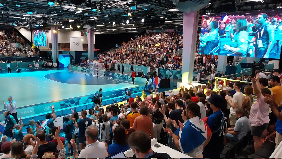 Sympa le tour d'honneur offert aux bénévoles et au personnel des JO #Paris2024    
Merci à elles et eux pour cette belle fête