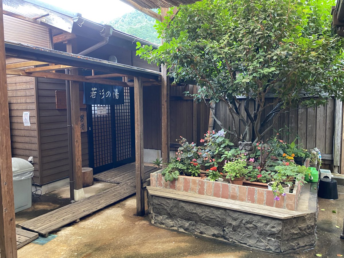 RitsBro's tweet photo. 【九州おふろ紀行:若杉の湯】
今回は福岡県篠栗町の若杉の湯さんへ！
若杉山の麓に位置し静かで綺麗な空気の中ゆっくりとお風呂に浸かることができます♨️
露天の檜風呂がオススメ！
家族風呂も非常に充実しているので、貸切でのんびりするのも良いですね〜！ https://t.co/QMMnlJYdYN