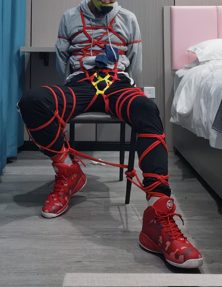 XMJYWK111's tweet photo. 给新来的懒得翻我以前推文的朋友看的，这是我以前自缚留下的照片，现在技术虽然可能没这么好了，但是也不差的，真的😿
捆绑静置挠痒还有其他惩罚小游戏，我的点子超级超级多，真的没有篮球运动m哥哥来试试吗😿 https://t.co/5wRPD32h3N