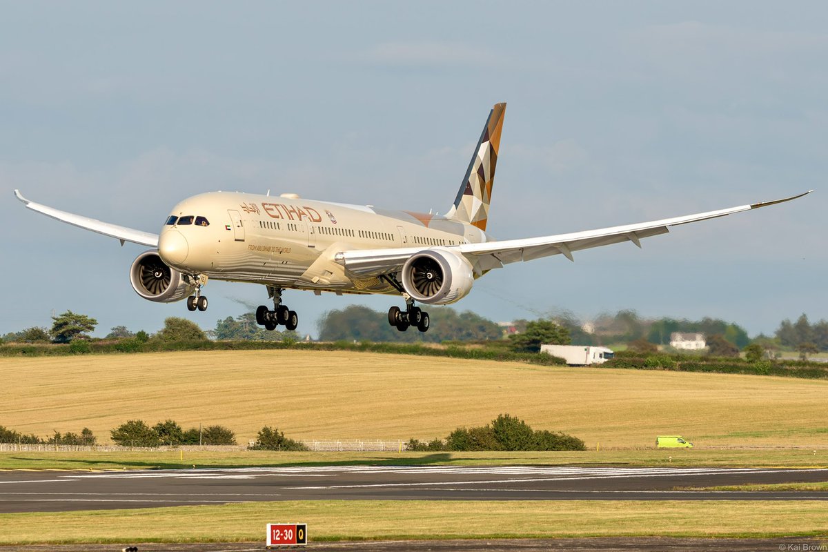 KB_Photos07's tweet image. Abu Dhabi Amiri Flight&apos;s A6-SIL &amp;amp; A6-PFE
landing at prestwick airport on Thursday evening 01/08/24 #prestwickairport #UAE #etihad #emirates #uaeamiriflight
