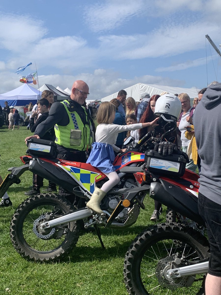 WYP_SallyB's tweet image. The sun is out at @emleyshow (Thank Goodness!). 
Come and find the Police stand, we’re right by the entrance.
The off road bike team are here, Kirklees @WYP_Cadets can dress up in our mini uniforms, print your own fingerprints and talk to the @WYP_Wildlife Team. 🦡🦉🐿️