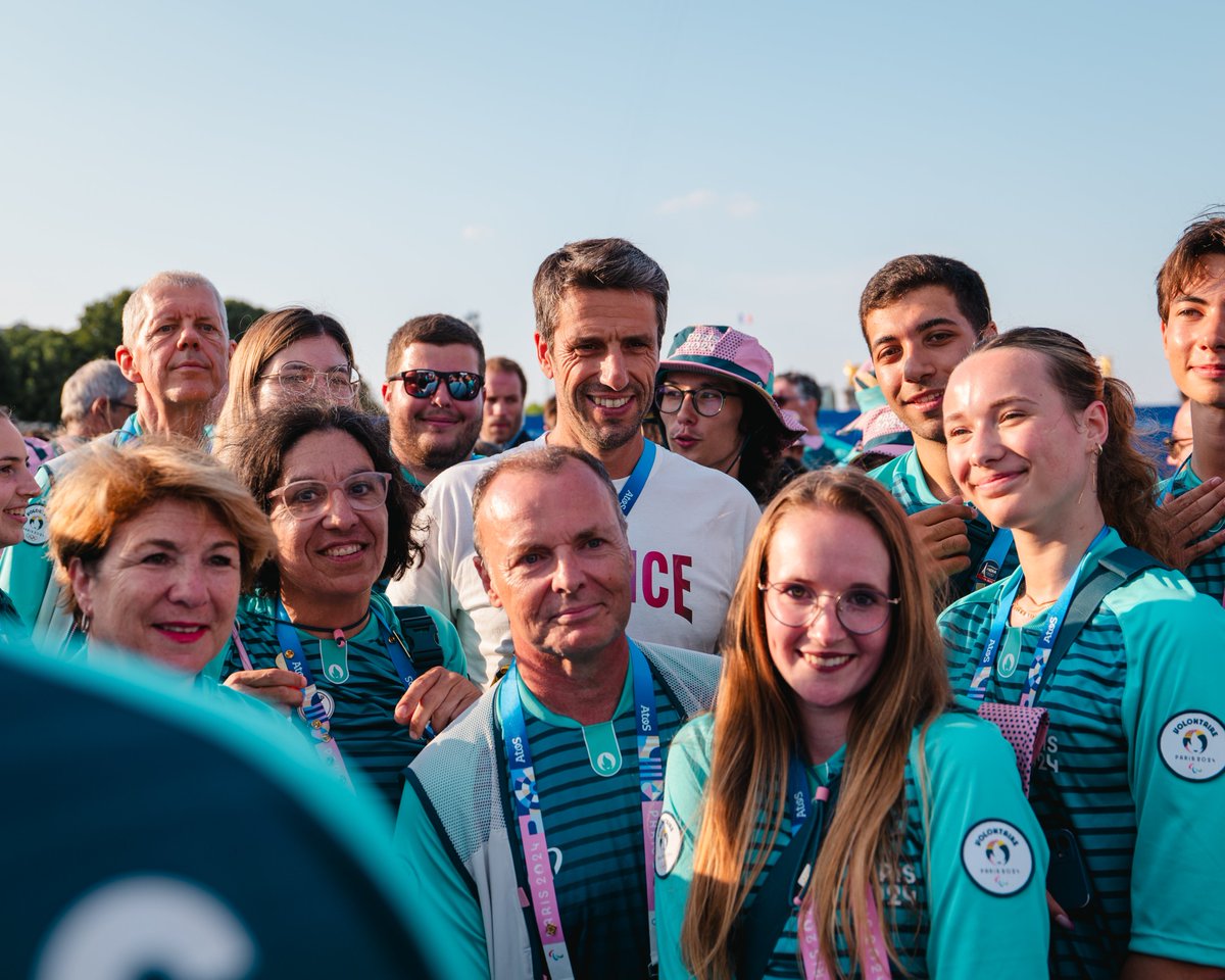 TonyEstanguet's tweet photo. Athlètes, spectateurs, officiels, journalistes du monde entier sont unanimes : vous êtes incroyables !!

La réussite des Jeux c'est vous.
Le visage et les sourires des Jeux c'est vous.

Merci, thank you, gracias à tous les volontaires engagés avec nous 🙏 https://t.co/YLU9rc0BTa
