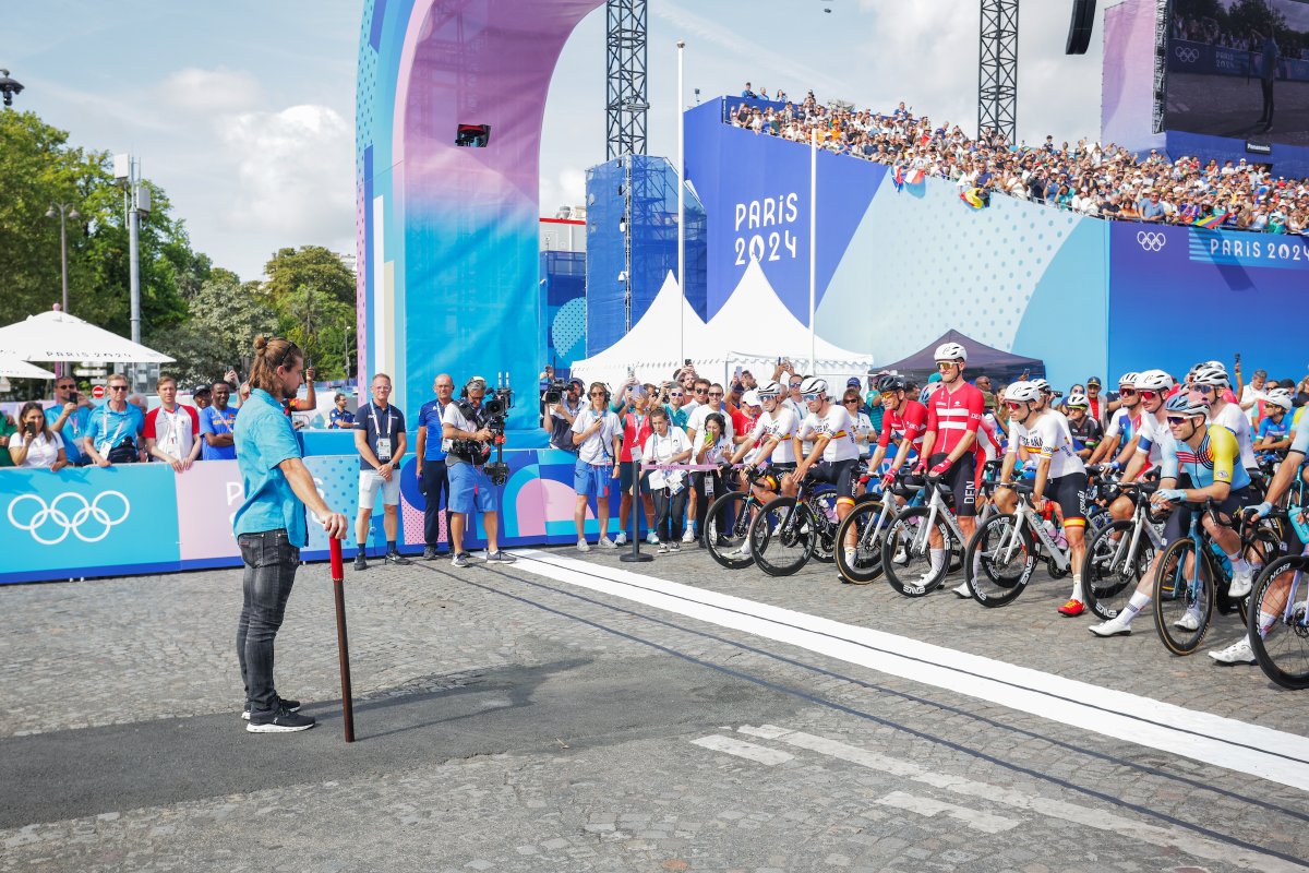 It's <a href="/petosagan/">Peter Sagan</a> opening the stage at the Trocadéro 🙌

Let's goooo! 🔥

#Cycling #CyclingRoad #OlympicCycling