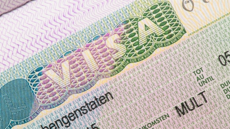 Başta Almanya olmak üzere Avrupa Birliği ülkeleri, Türklere vizeyi durdurma noktasına getirdi. 

Almanya, vizeleri reddedilenlerin itiraz haklarının 30 Haziran 2025’e kadar askıya alındığını açıkladı. 

Vize işlemleri 8 ayı bulmaya başladı ve fiilen durdu. 

(Ali Gülen-Sözcü)