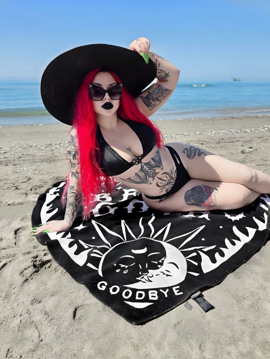 IsaKrueger666's tweet image. Beach Goth mode ๐ฆ