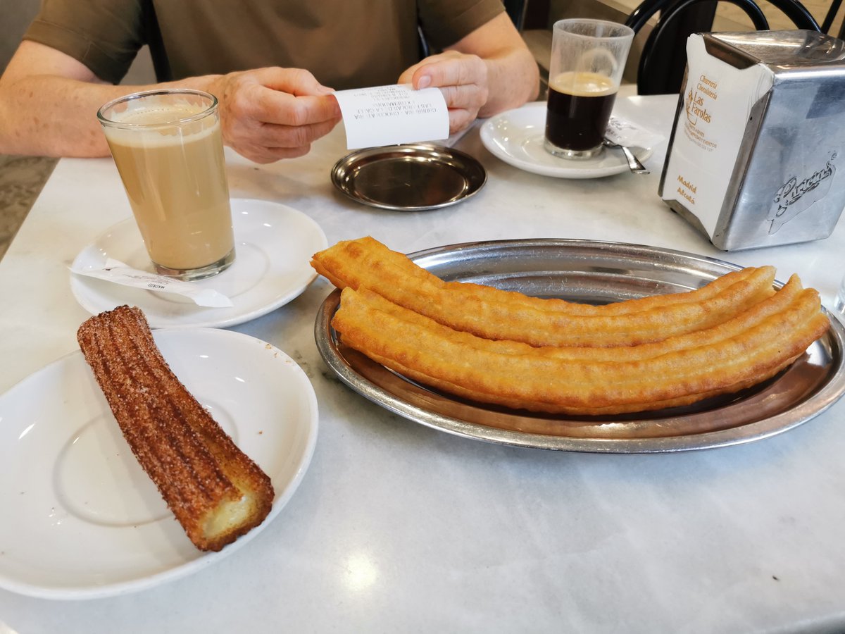 KatySnchez's tweet image. Y después de un paseo de dos horass una recompensa. No había probado estos churros rellenos de crema o chocolate. Deliciosos. Solo tienen una pega... las calorías😂😂😂 #porras #churros #cafe #desayuno