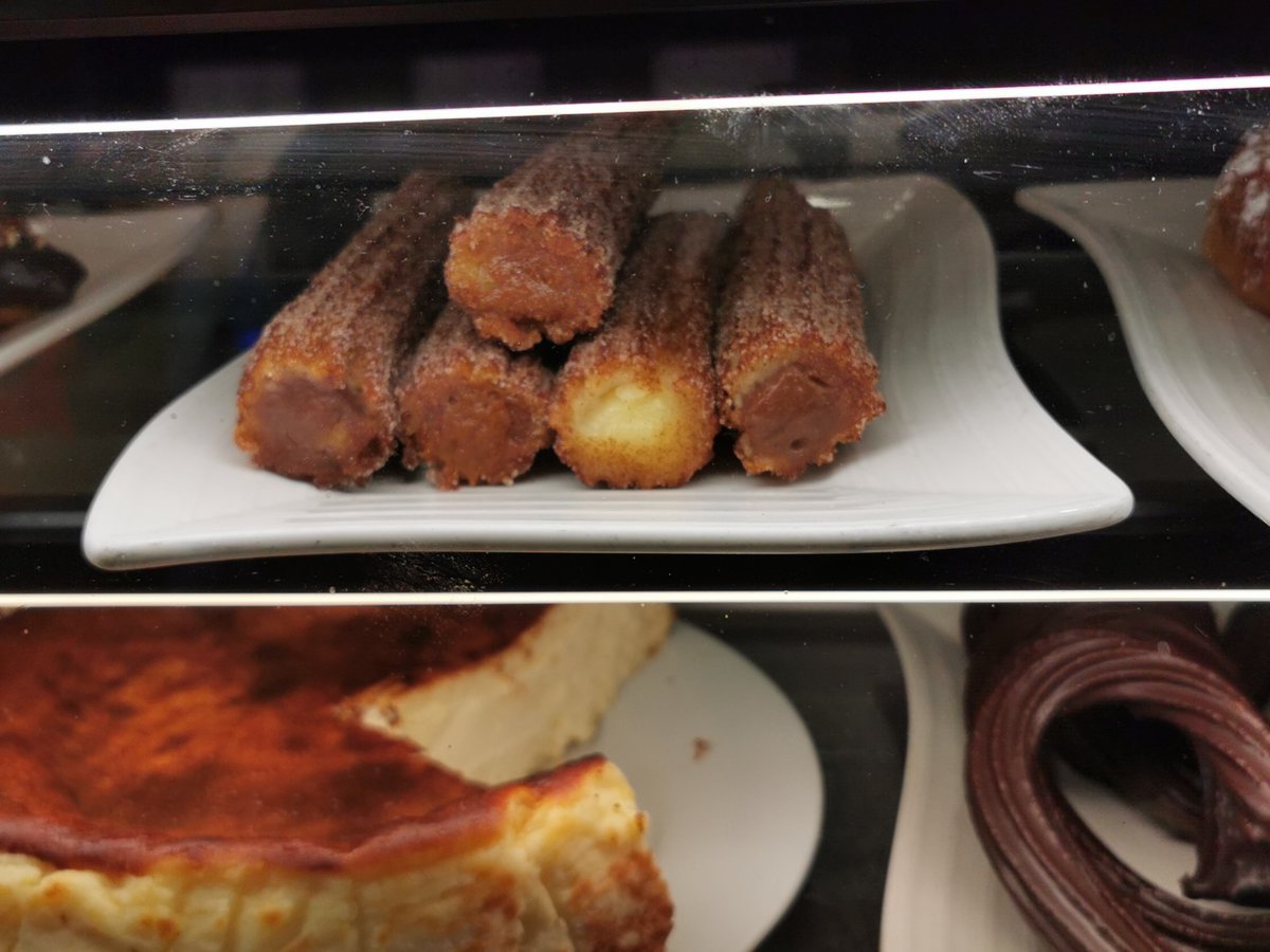 KatySnchez's tweet image. Y después de un paseo de dos horass una recompensa. No había probado estos churros rellenos de crema o chocolate. Deliciosos. Solo tienen una pega... las calorías😂😂😂 #porras #churros #cafe #desayuno