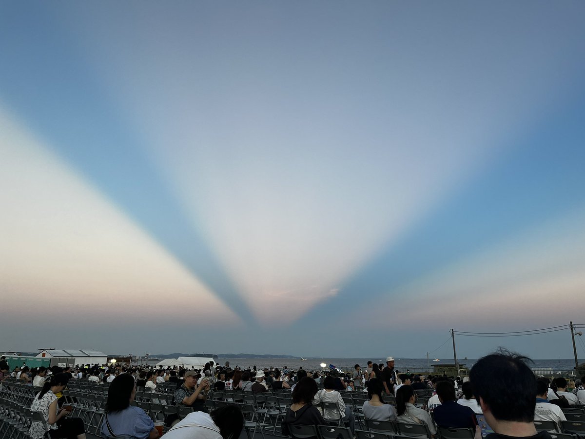 sacra327's tweet photo. この空はどのような現象でしょう？ https://t.co/XeeXCAcJPY