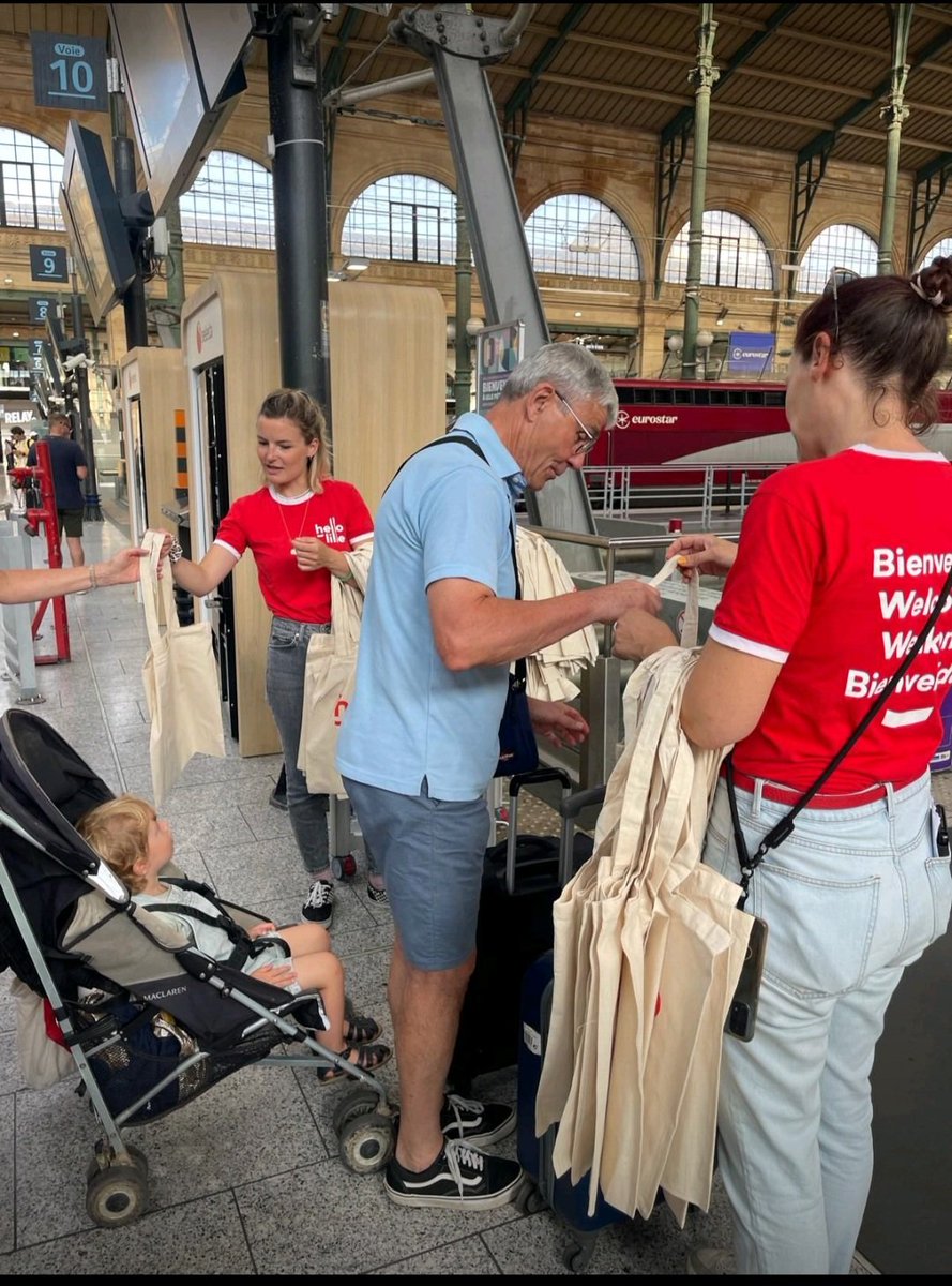 Hello_Lille's tweet photo. Jeux Olympiques @Paris2024 dans la @MetropoleLille
Les équipes #hellolille MO-BI-LI-SÉES dans la Gare du Nord à Paris pour informer les supporters et visiteurs sur tout ce qu'il y a à faire à #Lille et autour d'y Stade Pierre Mauroy avant leur départ.
#Paris2024 https://t.co/P7ioeRTfg2