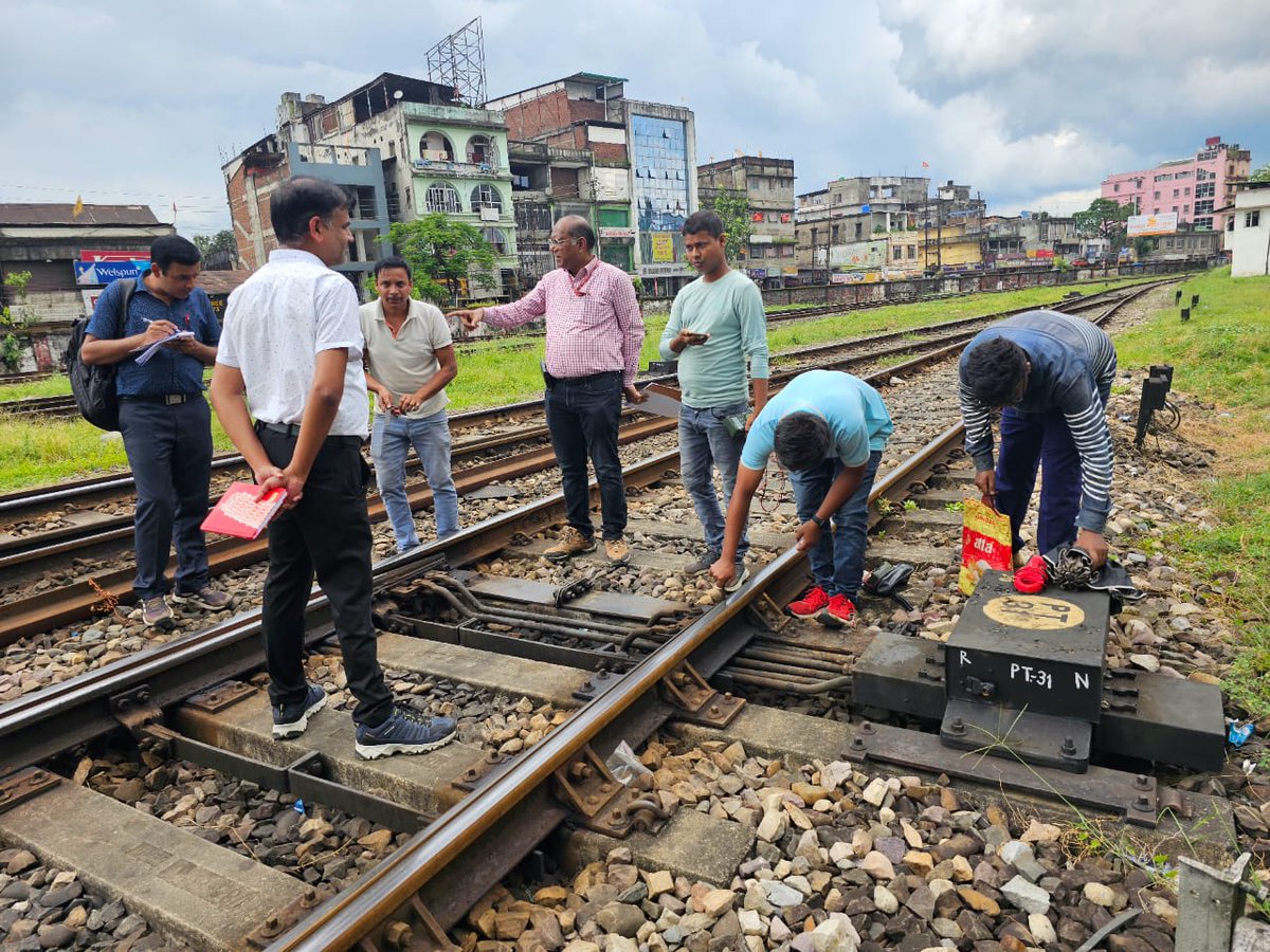 drm_tsk's tweet photo. #RailwaySafetyFirst
DRM/Tinsukia and Sr.DSTE carried out a detailed inspection of the East Cabin at Tinsukia railway station. Location box and point crossings were thoroughly checked to ensure smooth and safe operations. https://t.co/AJG1iUgriP