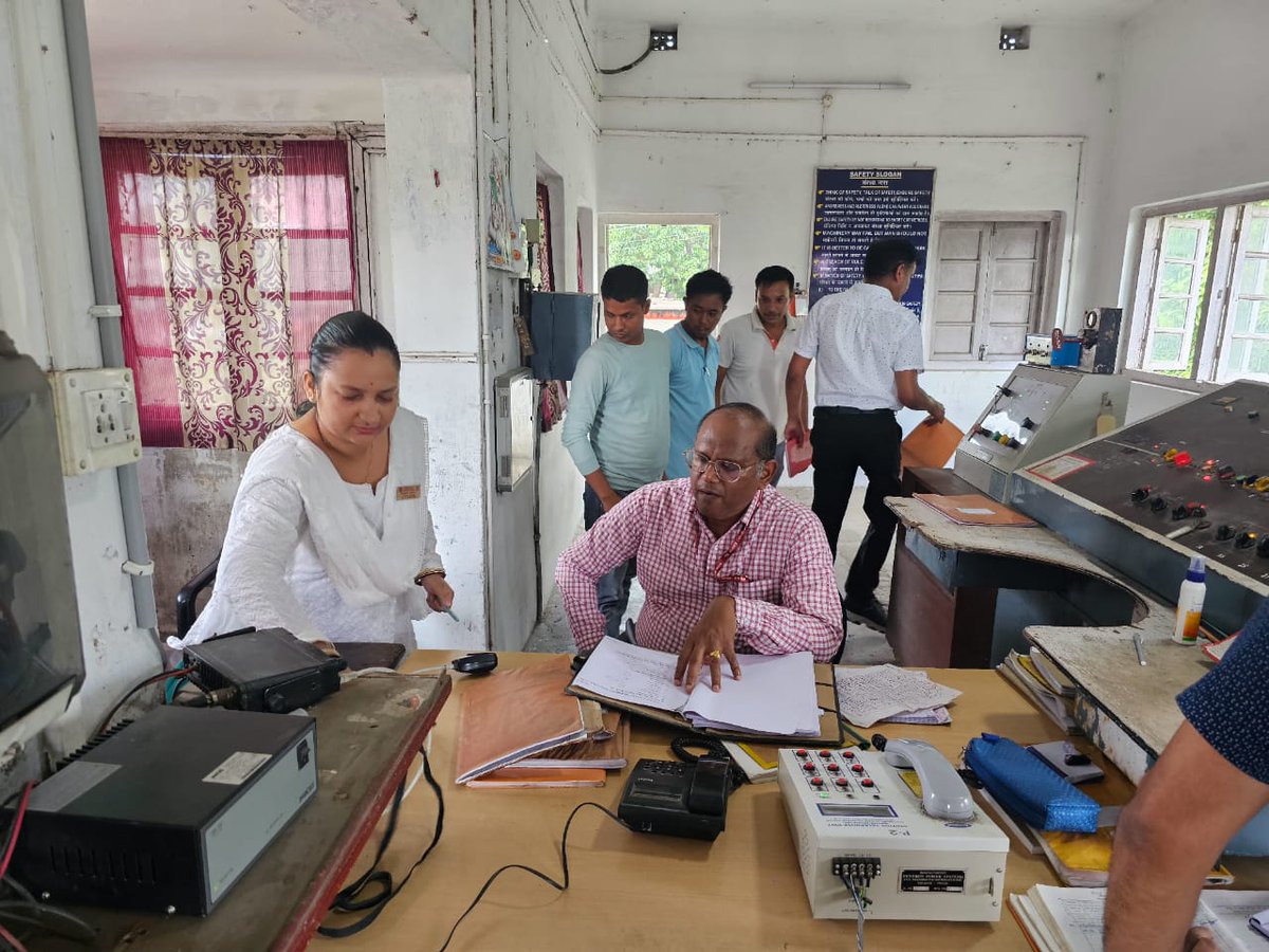 drm_tsk's tweet photo. #RailwaySafetyFirst
DRM/Tinsukia and Sr.DSTE carried out a detailed inspection of the East Cabin at Tinsukia railway station. Location box and point crossings were thoroughly checked to ensure smooth and safe operations. https://t.co/AJG1iUgriP