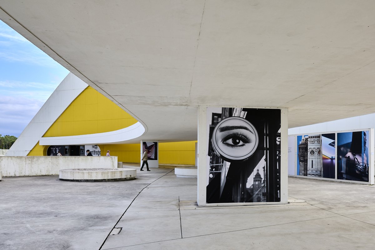 Una mirada crítica sobre cómo el capitalismo ha fagocitado la historia local de las ciudades. Esta idea de <a href="/anasamoylova/">Anastasia Samoylova</a> es el eje vertebrador de su proyecto, 𝑰𝒎𝒂𝒈𝒆 𝑪𝒊𝒕𝒊𝒆𝒔, que hasta el 13 de octubre se expone en la Plaza del #CentroNiemeyer.
ℹ️bit.ly/ICities