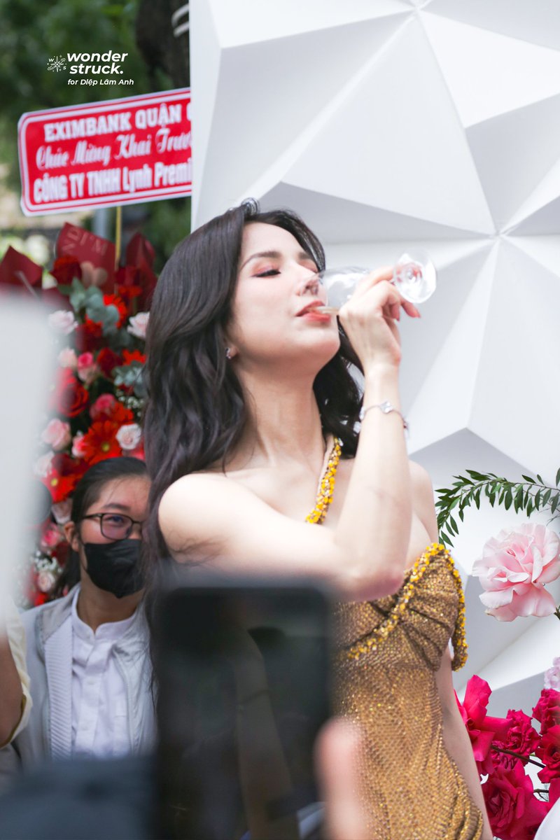 wonderstruck704's tweet photo. 240803 GRABD OPENING LYNH PREMIUM

Cheers cho sự dí lắm á của Cún iu

#DiepLamAnh #NYX https://t.co/Gje4UpETod