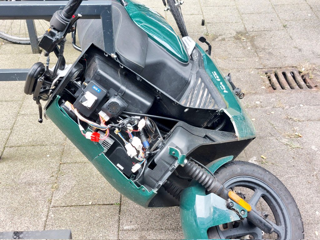 Beverwaard_Nu's tweet photo. Eind augustus, einde oefening voor #GoSharing. Dan zijn de groene kikkers uit het straatbeeld verdwenen. Wat te doen met #Check en #Felyx? Rotterdam luister naar uw inwoners. Al die scooters vd exploitanten worden niet of nauwelijks gebruikt. Al vele maanden een dramatisch beeld. https://t.co/UKk4QrR2OB