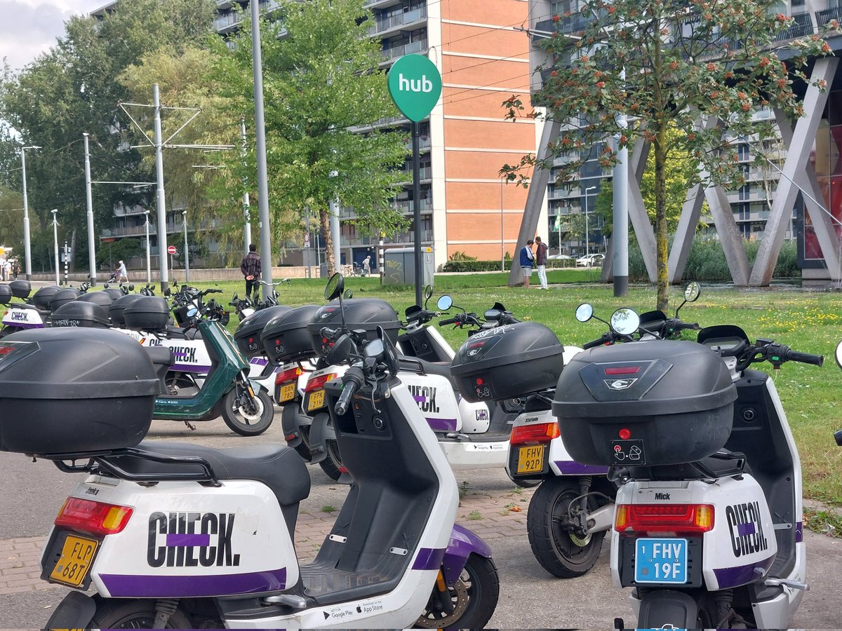 Beverwaard_Nu's tweet photo. Eind augustus, einde oefening voor #GoSharing. Dan zijn de groene kikkers uit het straatbeeld verdwenen. Wat te doen met #Check en #Felyx? Rotterdam luister naar uw inwoners. Al die scooters vd exploitanten worden niet of nauwelijks gebruikt. Al vele maanden een dramatisch beeld. https://t.co/UKk4QrR2OB
