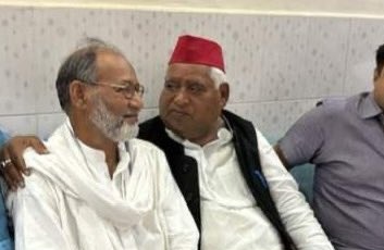 अयोध्या से बड़ी खबर !

अयोध्या रेप पीड़ित को जान से मारने की धमकी!

"सुलह करो या फिर मौत के लिए तैयार रहो।"

पहले समाजवादी गुंडे ने बच्ची का रेप किया!

और अब बच्ची और उसके परिवार को हत्या की धमकी दी जा रही है।

महिला अस्पताल जाकर समाजवादी गुंडों ने बच्ची के परिवार को धमकाया।