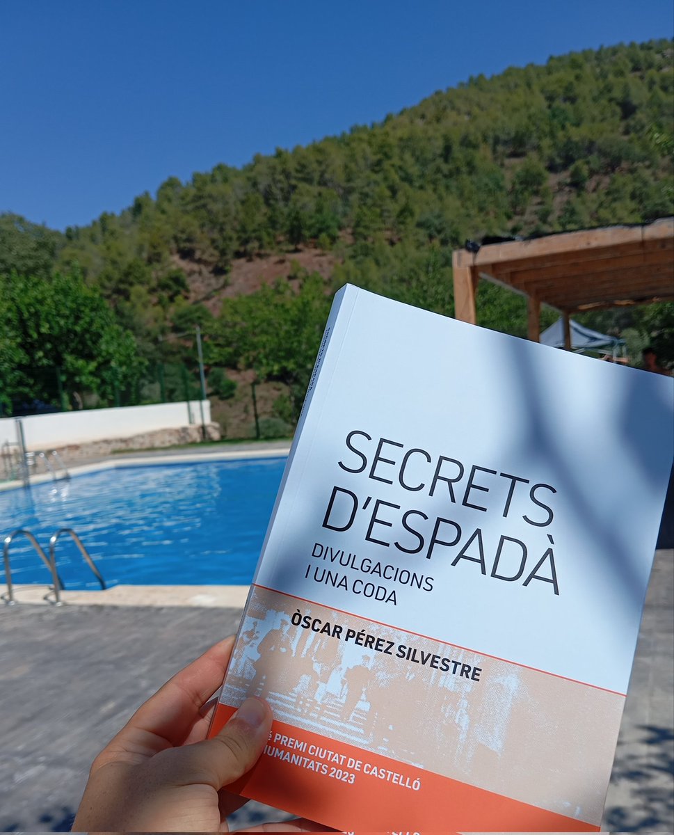 elmjuan's tweet photo. Acabe de conèixer a Óscar, hem raonat de tot un poc (un plaer!), he comprat el llibre i ara, a gaudir de la lectura a la piscina del poble #Aín #Espadan @espadaniques https://t.co/AoZO4dtw55