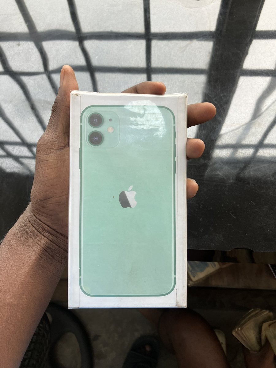 apple_the_kin's tweet photo. Soyez le premier à l’utiliser 
Iphone 11 simple 64gb 📦 

265$ !!!!! https://t.co/XVbyEdb67Y