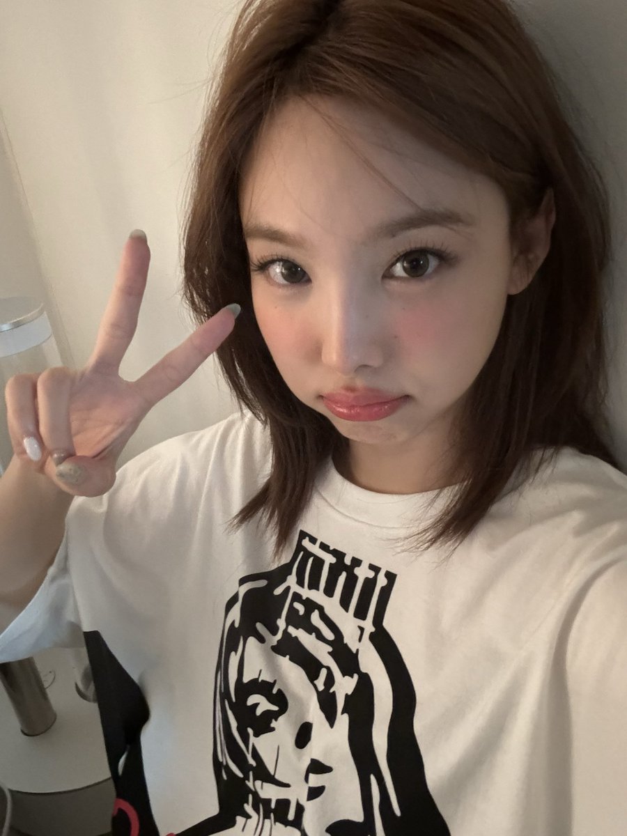 archivenayeon's tweet photo. NAYEON LOOKS SO PRETTY https://t.co/67T2LdQwKn