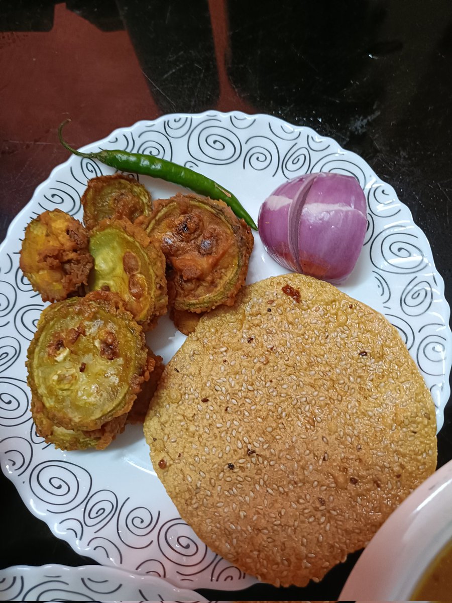 amareshbiswal72's tweet photo. ଶନିବାର, ଆଜି ଭେଣ୍ଡି ଆଳୁ ତରକାରୀ। ଭେଣ୍ଡି ଆମ୍ବିଳ ବି ବଢ଼ିଆ ଲାଗେ। କିନ୍ତୁ ମିଳିଲା ତରକାରୀ। ଆପଣଙ୍କୁ ଭେଣ୍ଡିର କେଉଁ ଆଇଟମ ବେଶି ଭଲ ଲାଗେ? ମୋର ଦୁଇଟି ଭେଣ୍ଡି ଆଇଟମ ପସନ୍ଦ, ଆପଣ ଲେଖି ସାରନ୍ତୁ, ତା ପରେ ମୁଁ ଲେଖିବି। #LadiesFinger #OdiaRecipe #OdiaFood https://t.co/VKeQDf4mQh