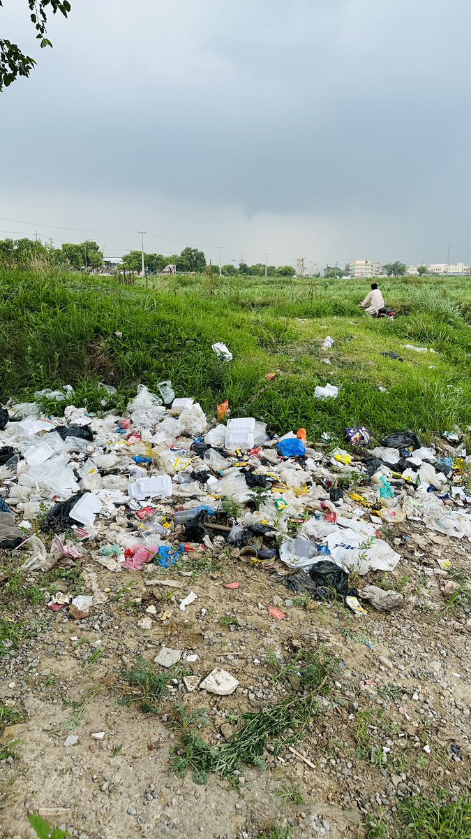 tareenoffical's tweet photo. @RandhawaAli To address this issue effectively, I kindly request the provision of a large dustbin that can accommodate the commercial sector’s waste. will ensure that waste is managed efficiently and collected in a timely manner, contributing to the cleanliness and hygiene of our community. https://t.co/3TwLCR7A1S