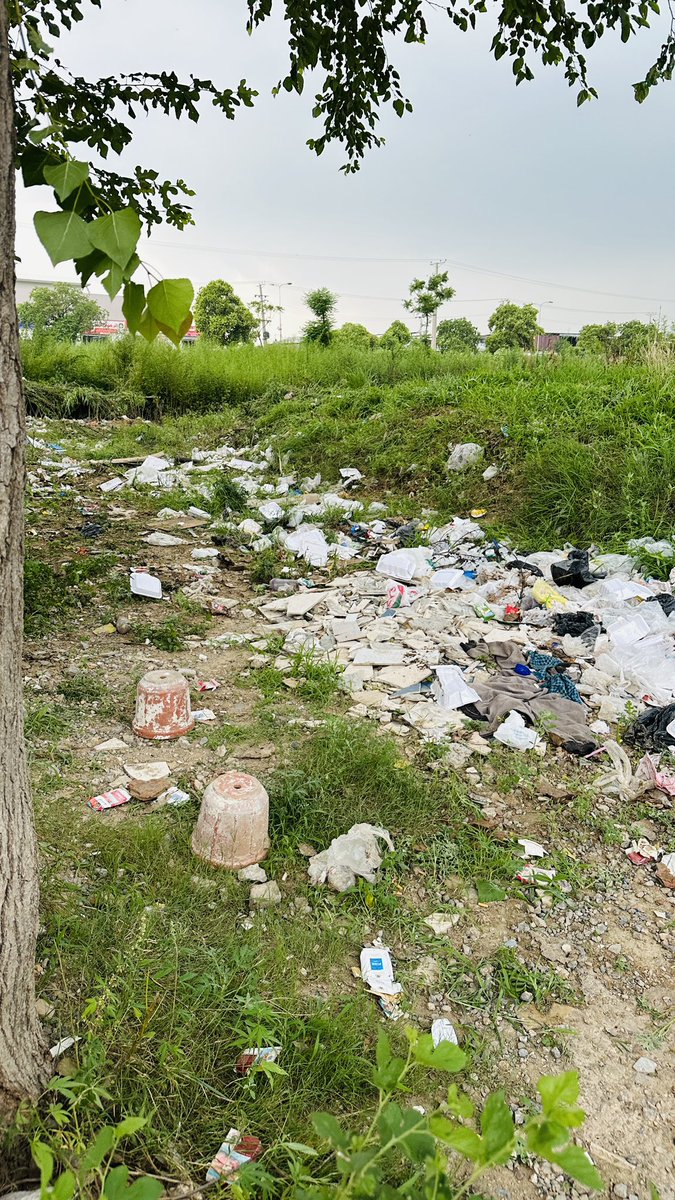 tareenoffical's tweet photo. @RandhawaAli To address this issue effectively, I kindly request the provision of a large dustbin that can accommodate the commercial sector’s waste. will ensure that waste is managed efficiently and collected in a timely manner, contributing to the cleanliness and hygiene of our community. https://t.co/3TwLCR7A1S