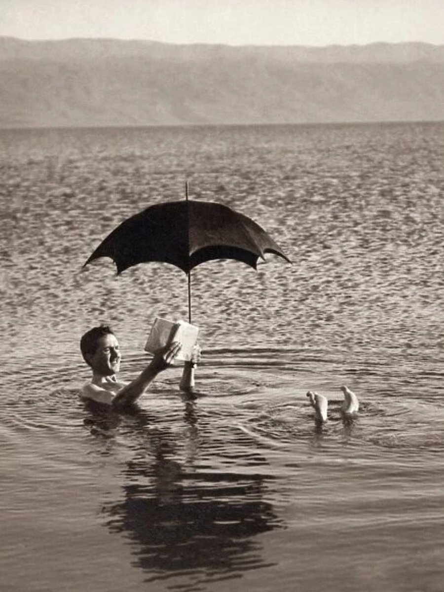 Ya llegó el momento más esperado del año. Ahora solo hace falta encontrar la línea de flotación y dejarse llevar.  
Art credit: 'Man floating on the Dead Sea', (ca 1920), Matson Collection