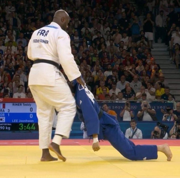 Mordu2FUT's tweet image. « Si vous vous faites attaquer par un ours, faites le mort ». #Paris2024