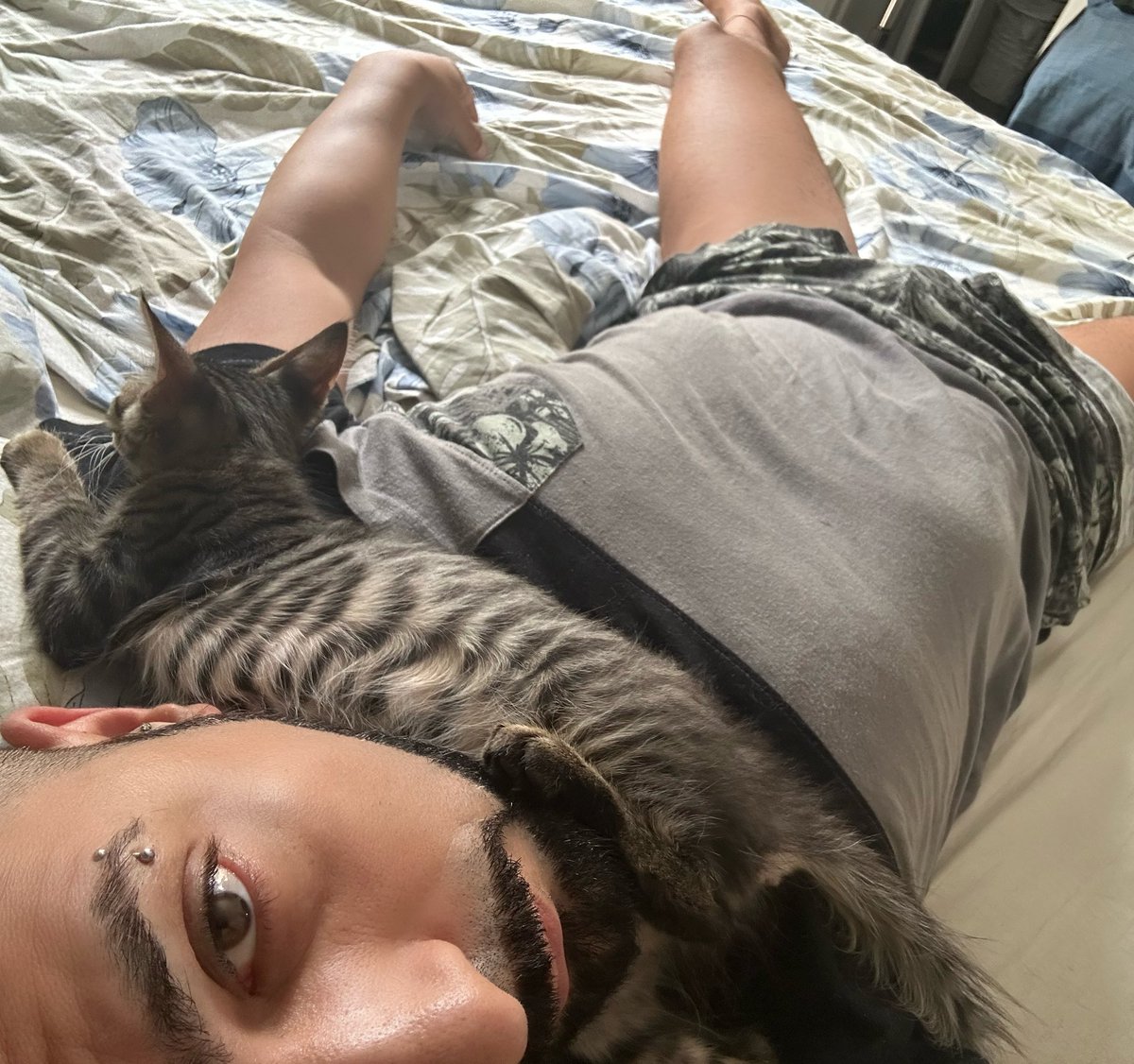 Con 50 gradi lui si deve addormentare sul mio collo tipo Visone 😅🥵