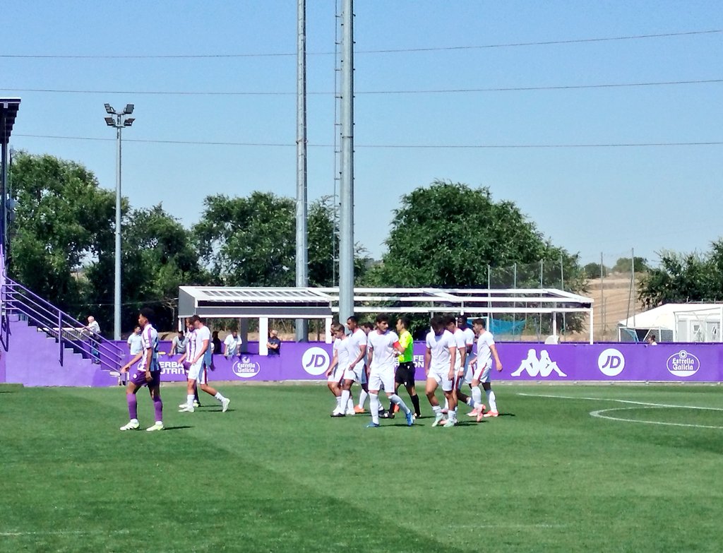 RealAvilaCF's tweet image. ♥️🔵 0-1 | 58' | Goooool del Real Ávila, marca Vitolo tras una recuperación dentro del área del rival. 
🎩El más listo de la clase hace buena presión para poner por delante al conjunto encarnado.
#VamosRealÁvila 💯