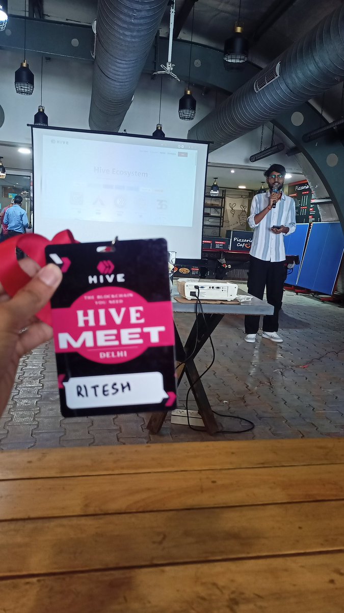 Riteshh_Kumar1's tweet photo. Attended @hiveblocks event 
Learnt new things 👨‍💻
Had great conversation with few folks 🗣️

Got some unexpected SWAGS from @hiveblocks https://t.co/8pDwJpgTRH
