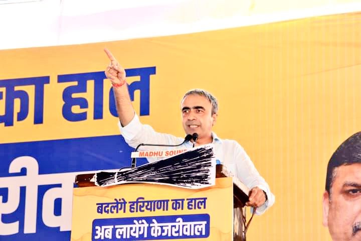 VanditMoun's tweet photo. उचाना विधानसभा में आम आदमी पार्टी के वरिष्ठ नेता Anurag Dhanda जी व Sanjay Singh  जी ने बदलाव जनसभा को संबोधित किया। 

उचाना के लोग इस बार बडे़ नेताओं को पटखनी देकर Arvind Kejriwal जी की सरकार बनाने के मूड में हैं।

#haryana #AamAadmiParty #aamaadmipartyharyana https://t.co/Rd6Zukj0ht