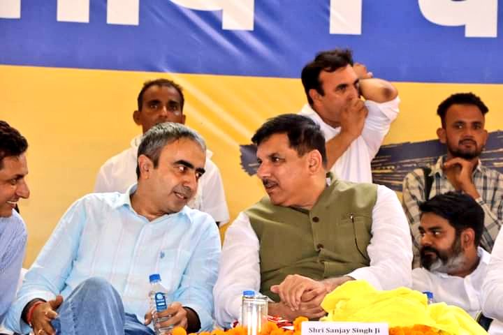 VanditMoun's tweet photo. उचाना विधानसभा में आम आदमी पार्टी के वरिष्ठ नेता Anurag Dhanda जी व Sanjay Singh  जी ने बदलाव जनसभा को संबोधित किया। 

उचाना के लोग इस बार बडे़ नेताओं को पटखनी देकर Arvind Kejriwal जी की सरकार बनाने के मूड में हैं।

#haryana #AamAadmiParty #aamaadmipartyharyana https://t.co/Rd6Zukj0ht