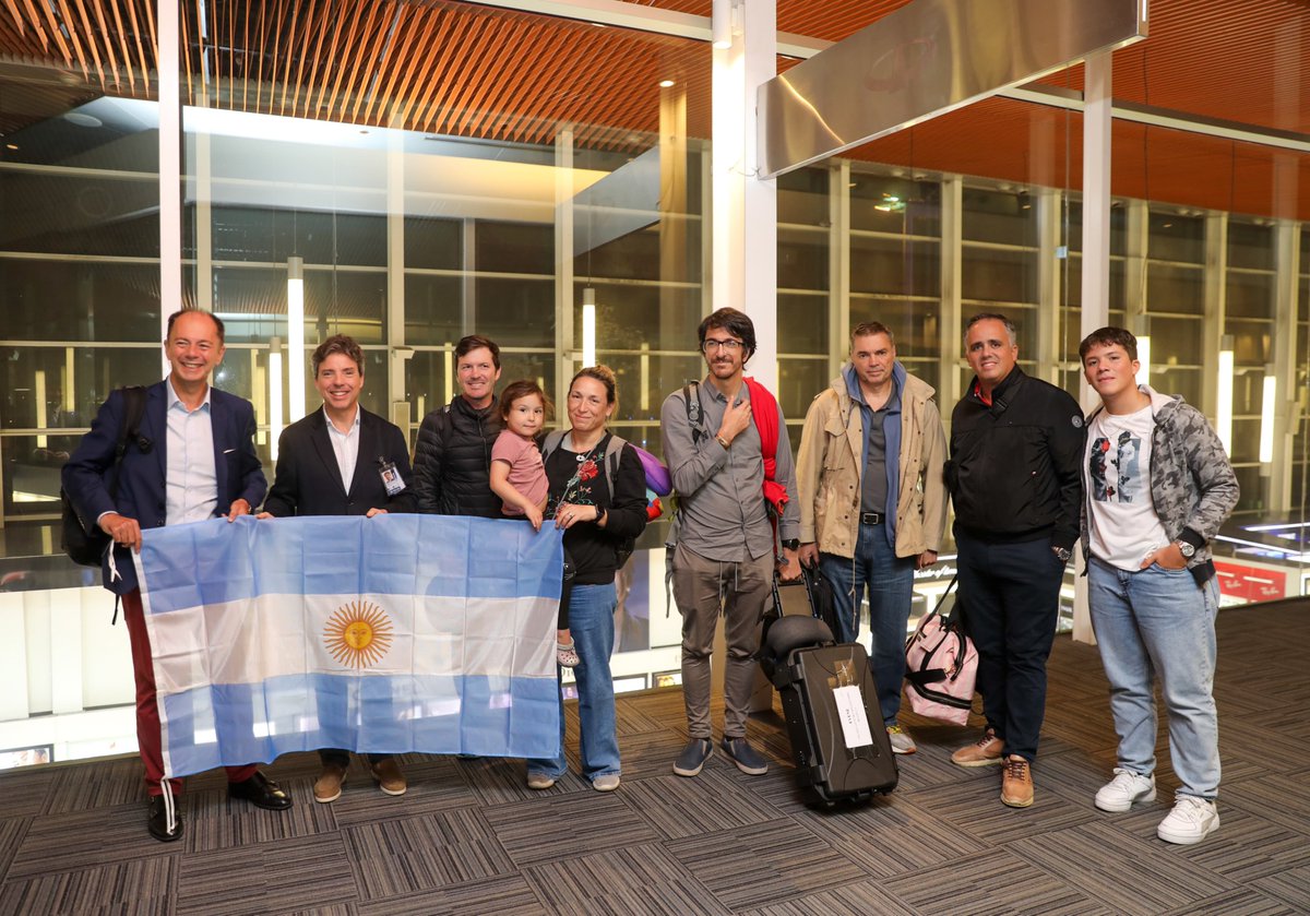 Cancilleria_Ar's tweet photo. Regresó a Buenos Aires el personal de la Embajada Argentina en Venezuela junto a sus familiares

Esta mañana arribó al Aeropuerto de Ezeiza el personal diplomático, militar y administrativo que prestaba funciones en la Embajada Argentina en Venezuela y que debió abandonar dicho país, junto a sus familias, a raíz de la intimación del gobierno de Nicolás Maduro efectuada el 29 de julio pasado.

La delegación argentina, encabezada por el Encargado de Negocios, Andrés Mangiarotti, fue recibida en Ezeiza por el Vicecanciller Leopoldo Sahores, quien agradeció especialmente la valiente labor e incuestionable profesionalidad de los funcionarios.
