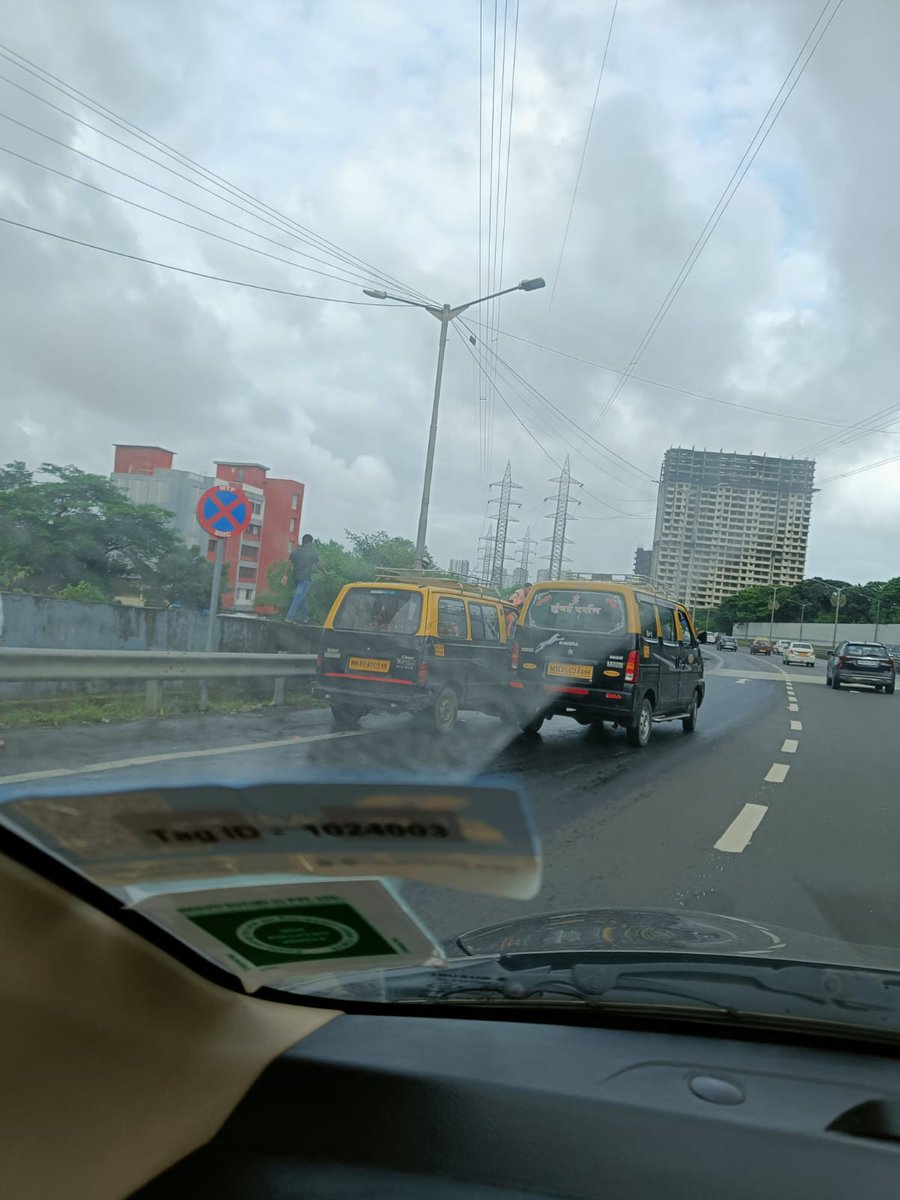 vinodpadale1's tweet photo. @MTPHereToHelp
Sir/Madam, On Freeway after passing Govandi Flyover and tunnel (mahul gaon), vehicles always stops thr . If not controlled, it will surely convert into fatal accident one day. Those taxi drivers r very rough and stops as per their convenience. Please do something https://t.co/tQgawFpJmM