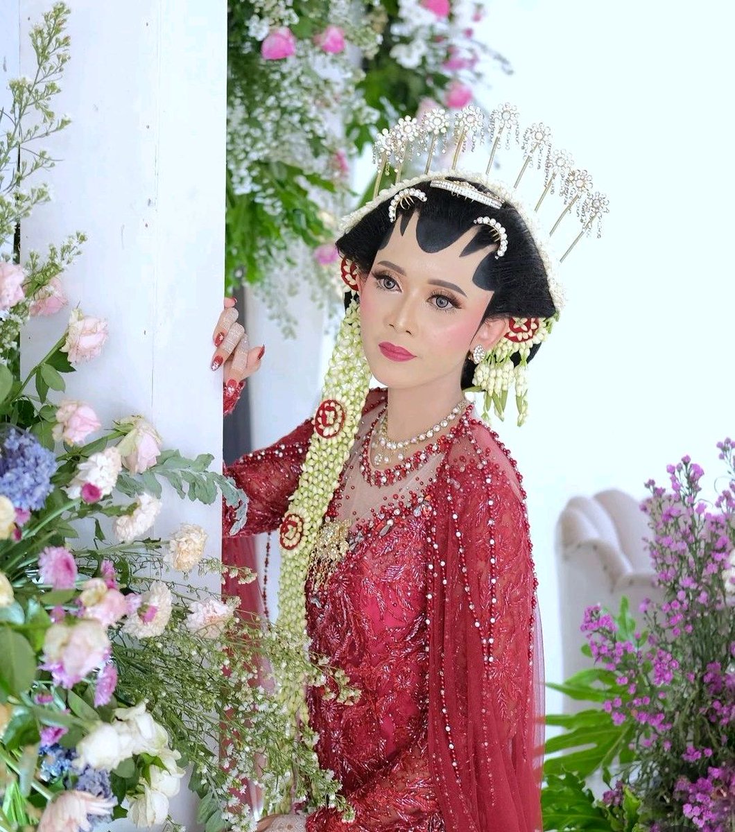 tytarias's tweet photo. Di balik keindahan merah yang memikat, ada pesona yang tak terlupakan. Torehkan cerita indah dengan warna yang berani! ❤️ #BeautifulInRed #KeindahanMerah #ElegansiMerah #TytaRias #MUAJepara https://t.co/qBZKYFrqYl