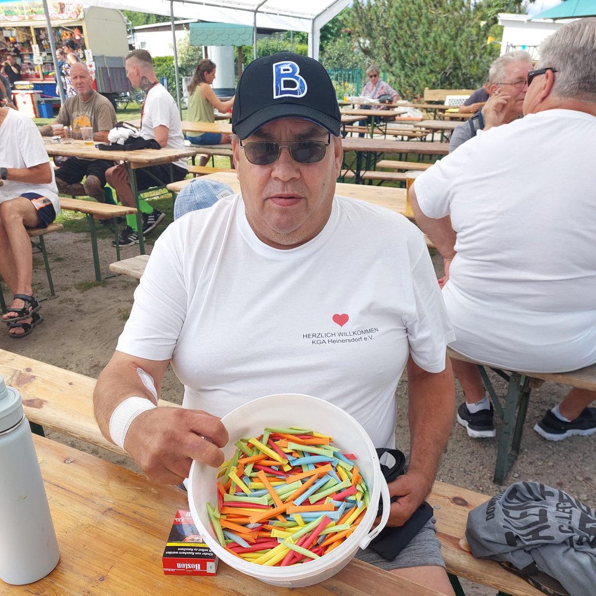 Fanpost ⚡️BLITZER⚡️ zum Sommerfest in der Gartenkantine 🪴😍 . Danke und Prost 🍻 Kleinstes Packmaß und doch ganz GROSS😍 #fanpost #urlaubsfoto #fantastisch #fan #fanpost #happy #blitzeroutdoor  #rucksack #rucksackliebe #backpack #blitzerrucksack #freizeit #cap