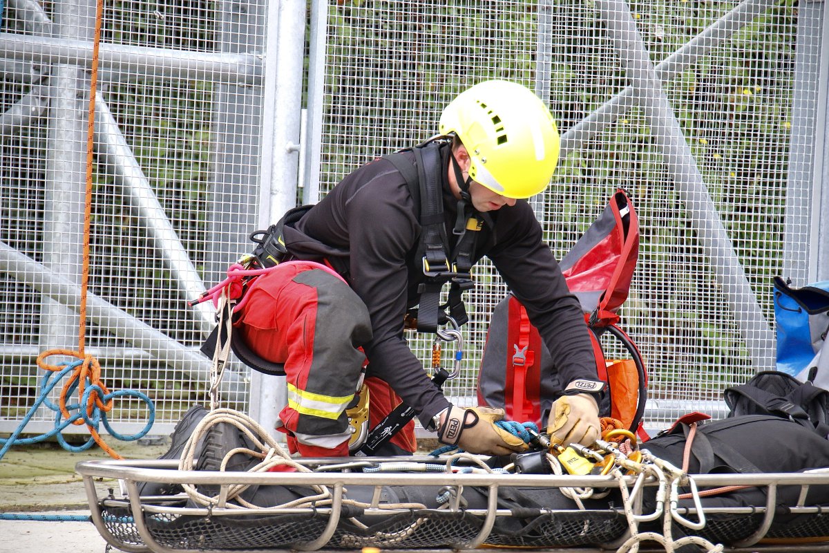 SWFireandRescue's tweet photo. ๐ธ๐ฉโ๐ Rope rescue demonstration at #Whichurch Open day.
๐ชข Our next rope demonstration will commence at 12pm.
View our full timetable of demonstrations ๐
๐ https://t.co/RFkzuUMyeF https://t.co/JkXX33Kei0