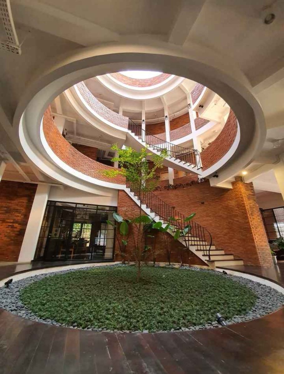 Widino's tweet photo. Keseringan explore hotel di Bandung sampe baru sadar ternyata di Jakarta banyak juga ya hotel unik, artistik, kamarnya bagus dan rate-nya juga affordable.

Silakan di like &amp; bookmark, siapa tau bisa jadi referensi buat kalian kalo mau staycation di Jakarta. https://t.co/Bkd22mqmZp