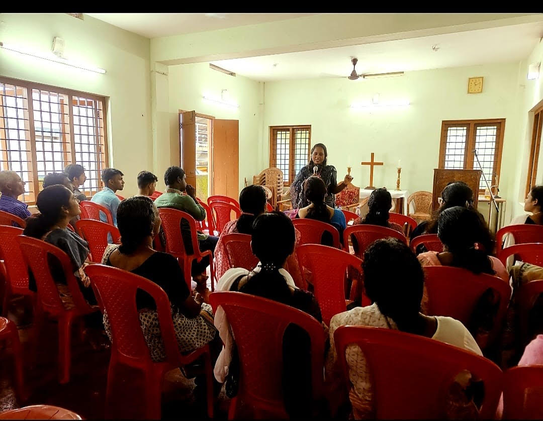 Pushpagiri_CHC's tweet photo. Dr. Charisma Grace Varghese &amp; Dr. Preetha Jackson @PJackson6826  , delivered a health awareness session on "#MonsoonDiseases" @ Kakkathuruthu Village, as part of the inaugural function of Medical Club activities for the academic year 2024-25 under Marthoma #College, Thiruvalla https://t.co/28KD6YZvt6