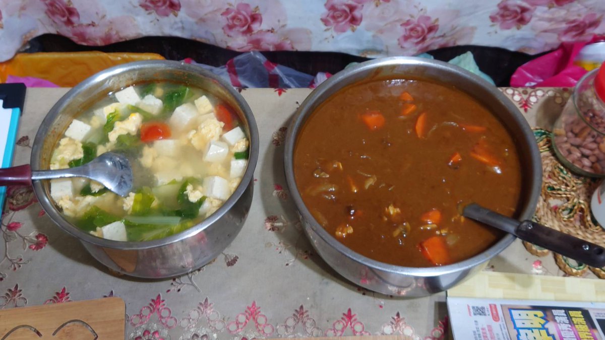 KuoFenge's tweet photo. 《周末晚餐》

番茄豆腐青菜蛋花湯 + 豬肉咖哩～

重口味的咖哩爽爽吃，然後搭配清淡的湯來順胃口，讚！ https://t.co/rHT20l1Pok