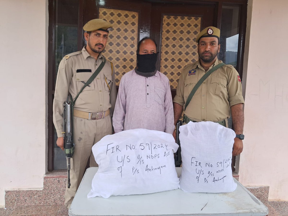 AnantnagPolice's tweet photo. 🚨 #AnantnagPolice continues its fight against the drug menace! 🚔 Abdul Hafiz Masoodi arrested with 5.3 kg of poppy straw. Let's work together to eradicate drug peddling. Share info, your identity will be kept confidential. #HelpUsToHelpU #SayNoToDrugs https://t.co/Xbue7np47K