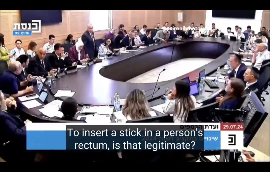 Cihat_Bardak's tweet photo. For et par dage siden fandt denne ordudveksling sted i “Mellemøstens eneste demokrati”.

Det er Likud-repræsentanten, Hanoch Milwidsky, der midt under det igangværende folkedrab fortæller en jurist, at han skal holde kæft og se bort fra grov, grov lemlæstelse af fanger. https://t.co/LJTeZnHh4r
