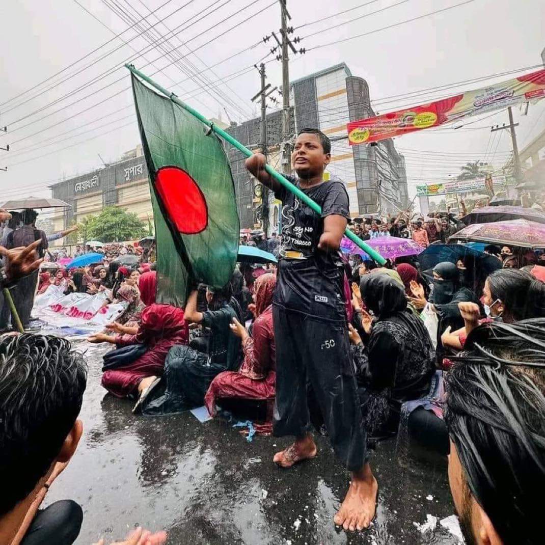 pmadridistabd's tweet photo. THE DARK KNIGHT RISES.
#PenyaBangladesh #RedForJustice #JusticeInRed #StandRedForStudents #RedAgainstInjustice #StandAgainstInhumanity #BloodOnTheirHands #StudentsUnderAttack #QuotaReform #AlleyesonBangladesh https://t.co/7iOEiuixya