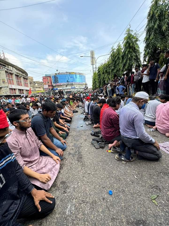 TamjidulH24v2's tweet photo. New Market Area, Chittagong, today.
#QuotaReform #QuotaProtest #Bangladesh #SaveBangladeshiStudents
#Students_In_Red #RedForVictims #JulyMassacre https://t.co/t9KBbf40xP