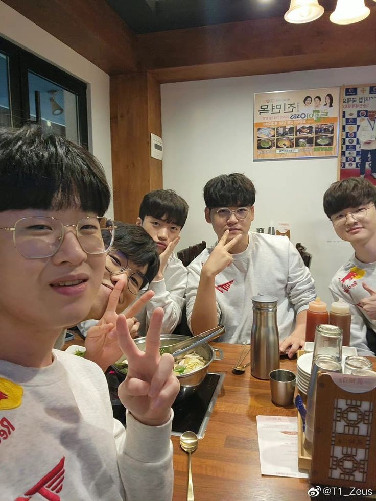 l0stkairi's tweet photo. Puede gustarte más T1 o no, puedes ser más fan de Faker o no, pero reírte de una persona pasándolo mal es de no ser humano. Incluso si T1 no está en su mejor momento, siguen siendo unos de los mejores equipos dentro del lol y las demás competiciones irán mejor
#Dear_Faker #T1 https://t.co/QdOUOpYfra